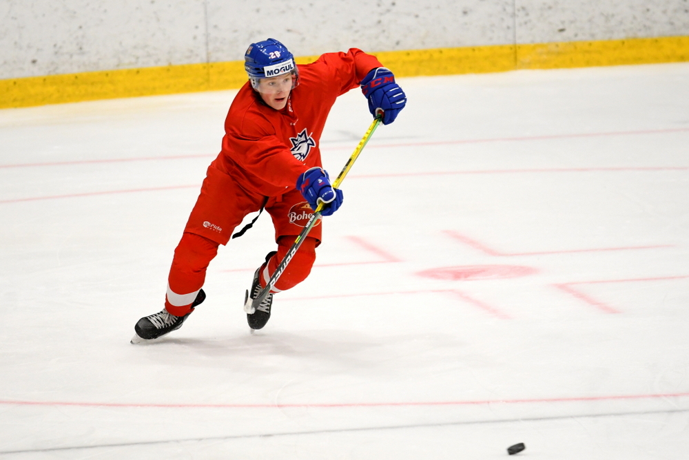 Rozehrává Michael Krutil, v říjnu draftovaný Chicagem.